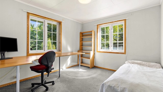 Kontor i boligens første etasje. Godt med lysinnslipp og en fin størrelse på rommet.