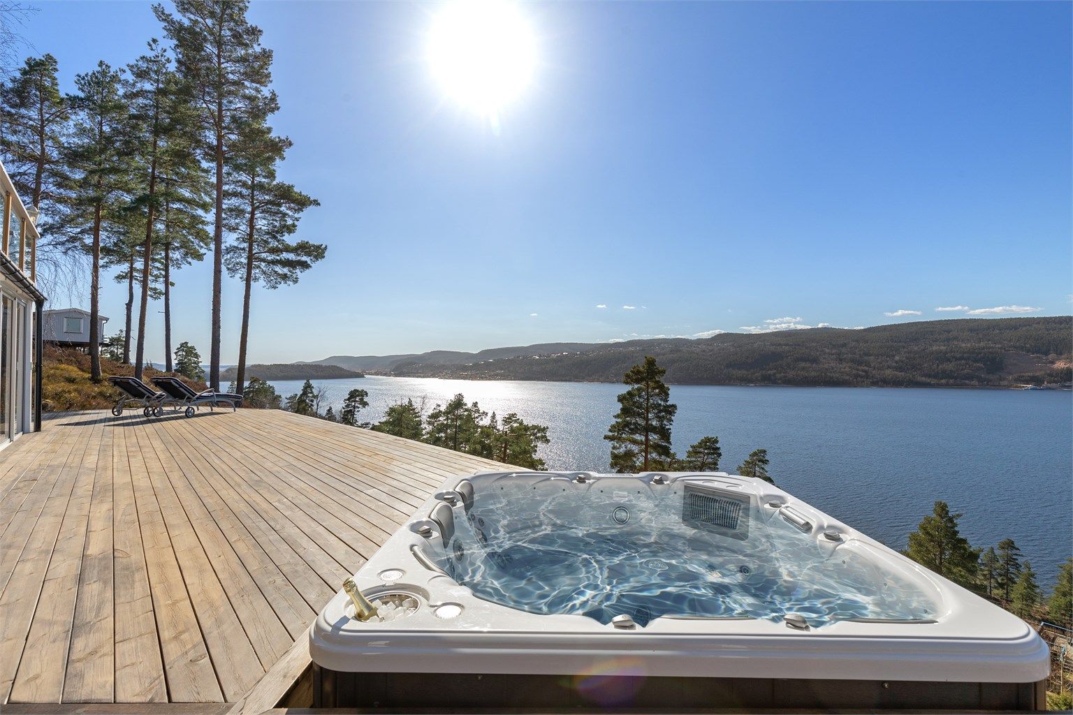 Hytta byr ikke bare på 180 kvm med terrasse, men også 180 grader med fjordutsikt og sol fra morgen til sent på kveld. Foto: Stener Widnes