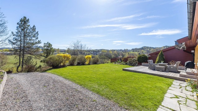 Innkjørsel med plass for biloppstilling i tillegg til garasjeplassen nede ved veien.