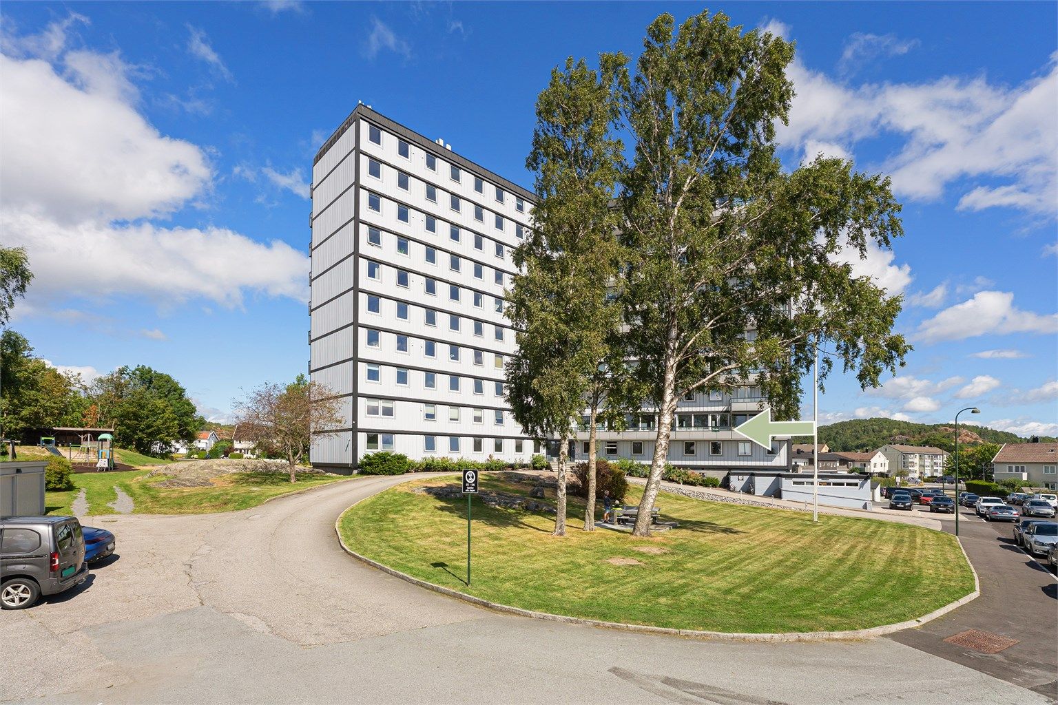 Leiligheten går over 2 plan og ligger i en høy 1. etasje.
