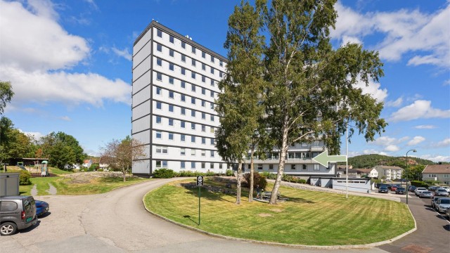 Leiligheten går over 2 plan og ligger i en høy 1. etasje.