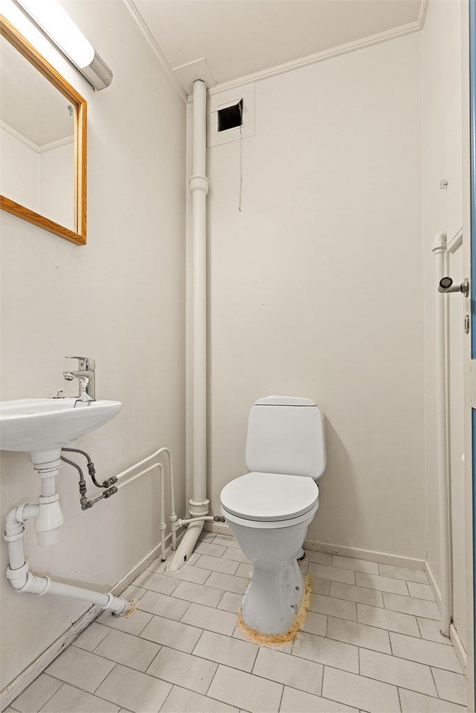 Wc rom i leilighet i midten i 1 etg.