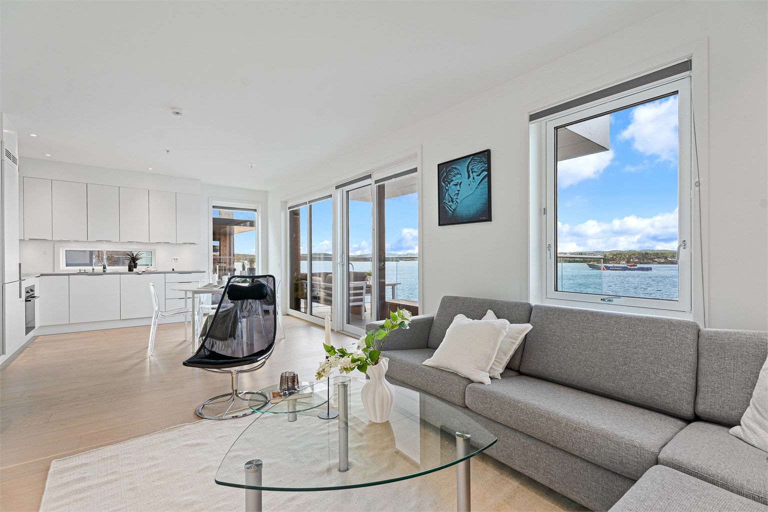 Moderne åpen kjøkkenløsning med god plass til matlaging og sosialt samvær, hvor stue og kjøkken flyter naturlig sammen