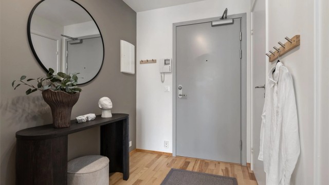 Det er også plass til kommode/sjenk og knagger til yttertøy