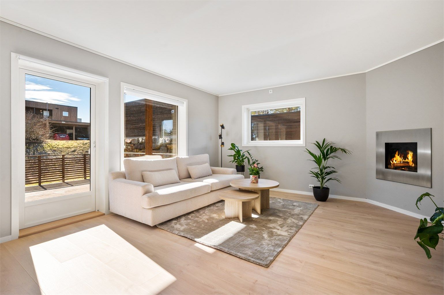 Lys og fin stue med nye gulv, gasspeis og utgang til terrassen