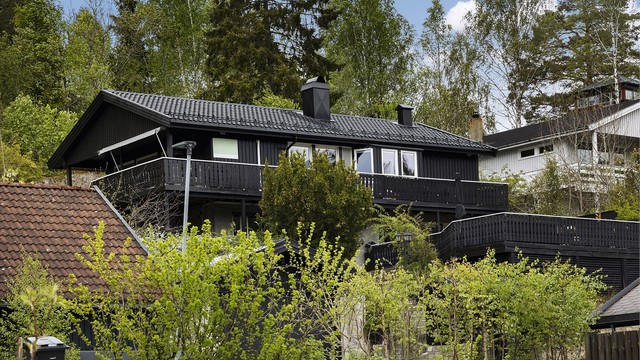 Hele fasaden ble malt i 2024, noe som gir et helhetlig og velholdt uttrykk.
