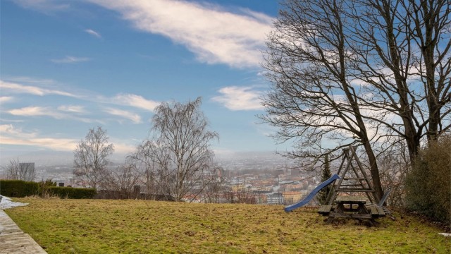 I sameiet er det en herlig felles hage som både er barnevennlig- og tilbaketrukket.