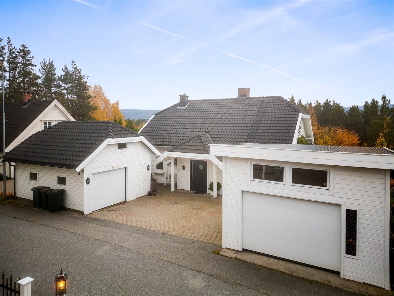 Parkering i to garasjer. Det finnes ingen byggesøknad i forbindelse oppføring av garasjen med flatt tak. 