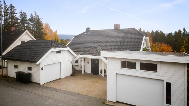 Parkering i to garasjer. Det finnes ingen byggesøknad i forbindelse oppføring av garasjen med flatt tak.