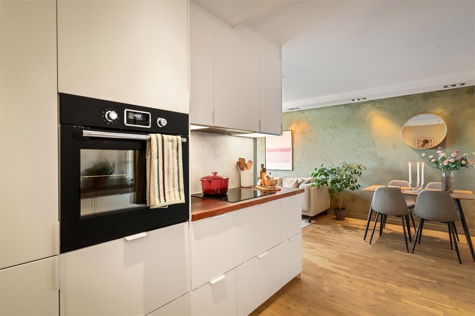 Godt utstyrt med integrerte hvitevarer som stekeovn, induksjonstopp, oppvaskmaskin og kjøleskap med fryser