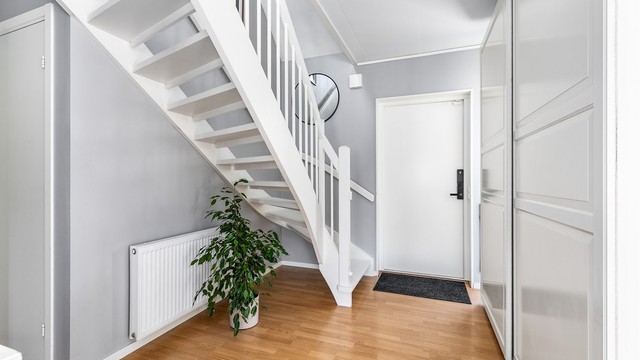 I entreens skyvedørsskap kan yttertøyet oppbevares lett tilgjengelig.
Elektronisk kodelås er montert på inngangsdøren.