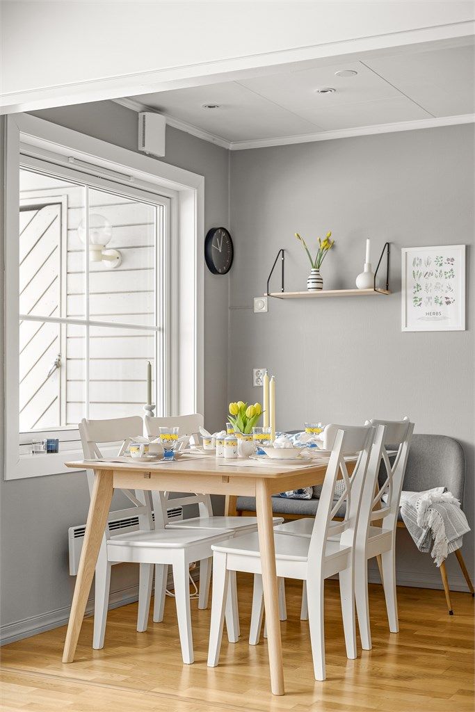 Spiseplassen er plassert ved vinduet, som gir en lys og trivelig ramme rundt måltidene.