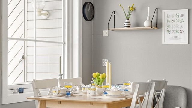 Spiseplassen er plassert ved vinduet, som gir en lys og trivelig ramme rundt måltidene.