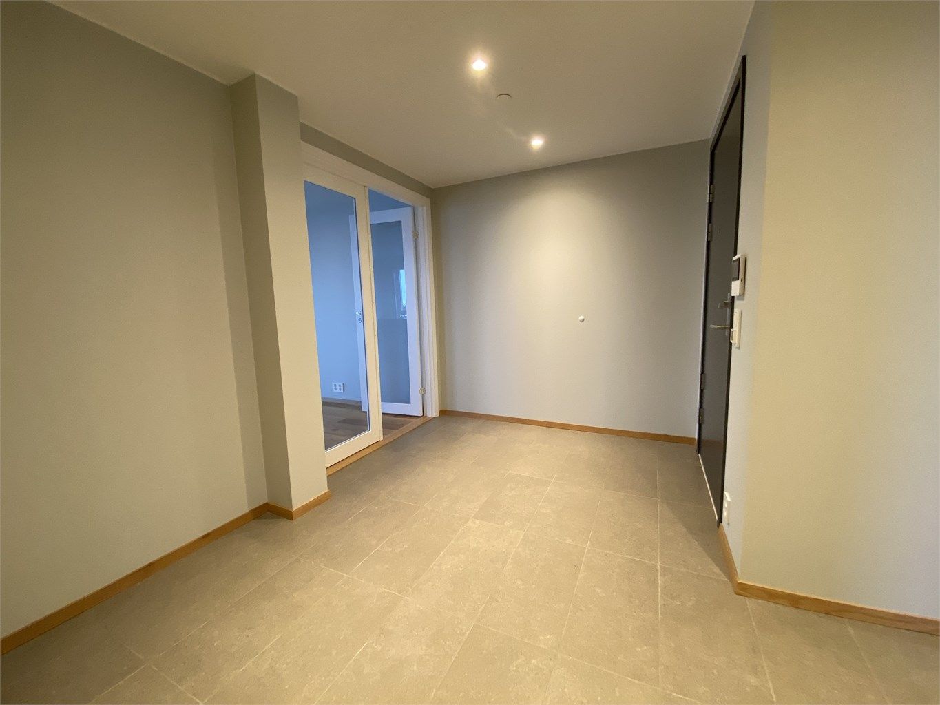 Leiligheten har stor hall med god plass til garderobe.