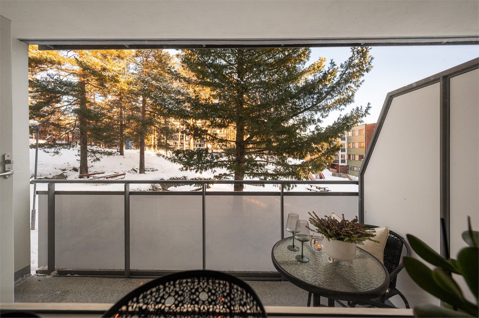 En fin uteplass med plass til en liten sittegruppe.