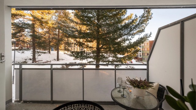 En fin uteplass med plass til en liten sittegruppe.