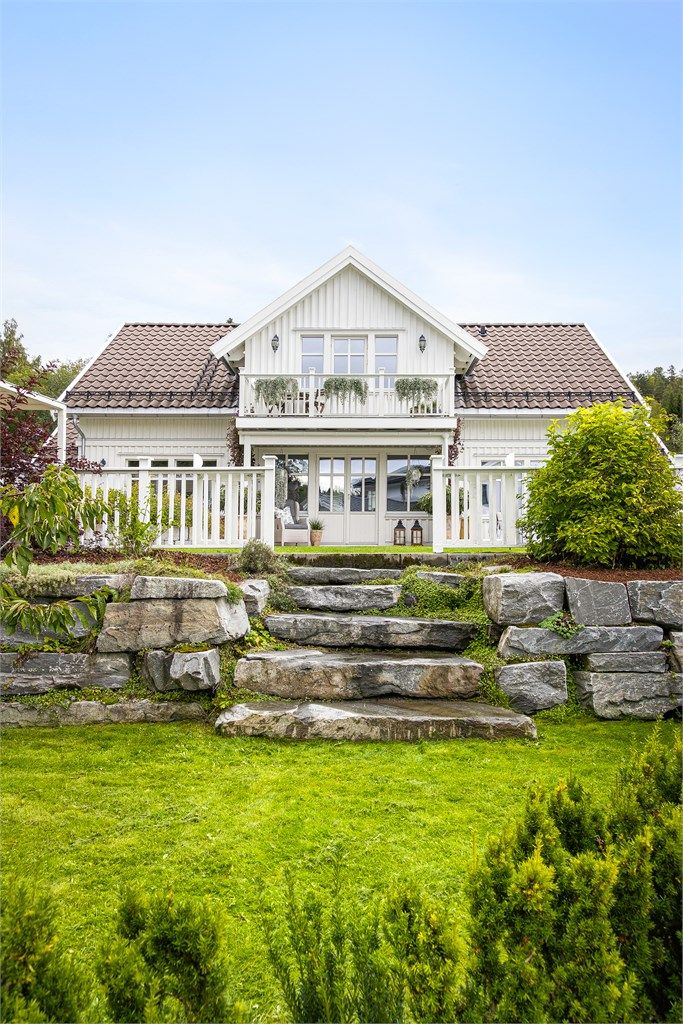 Hagen er lettstelt med plenarealer og diverse beplantning.