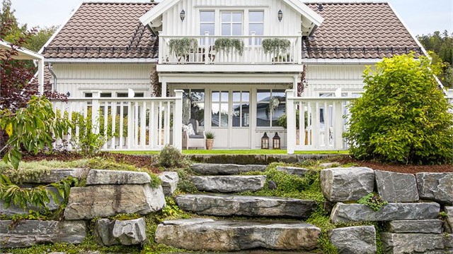 Hagen er lettstelt med plenarealer og diverse beplantning.