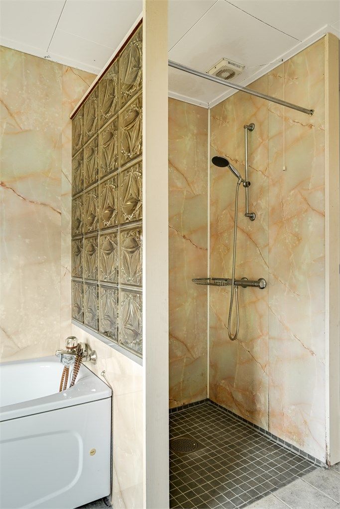 Dusjnisjen er praktisk adskilt fra resten av baderommet.