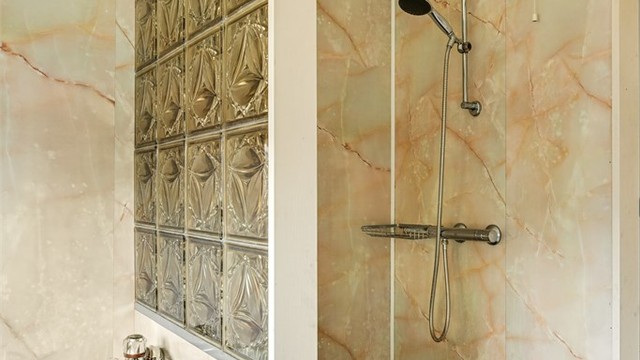 Dusjnisjen er praktisk adskilt fra resten av baderommet.