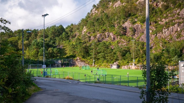 - Kunstgressbane like ved -