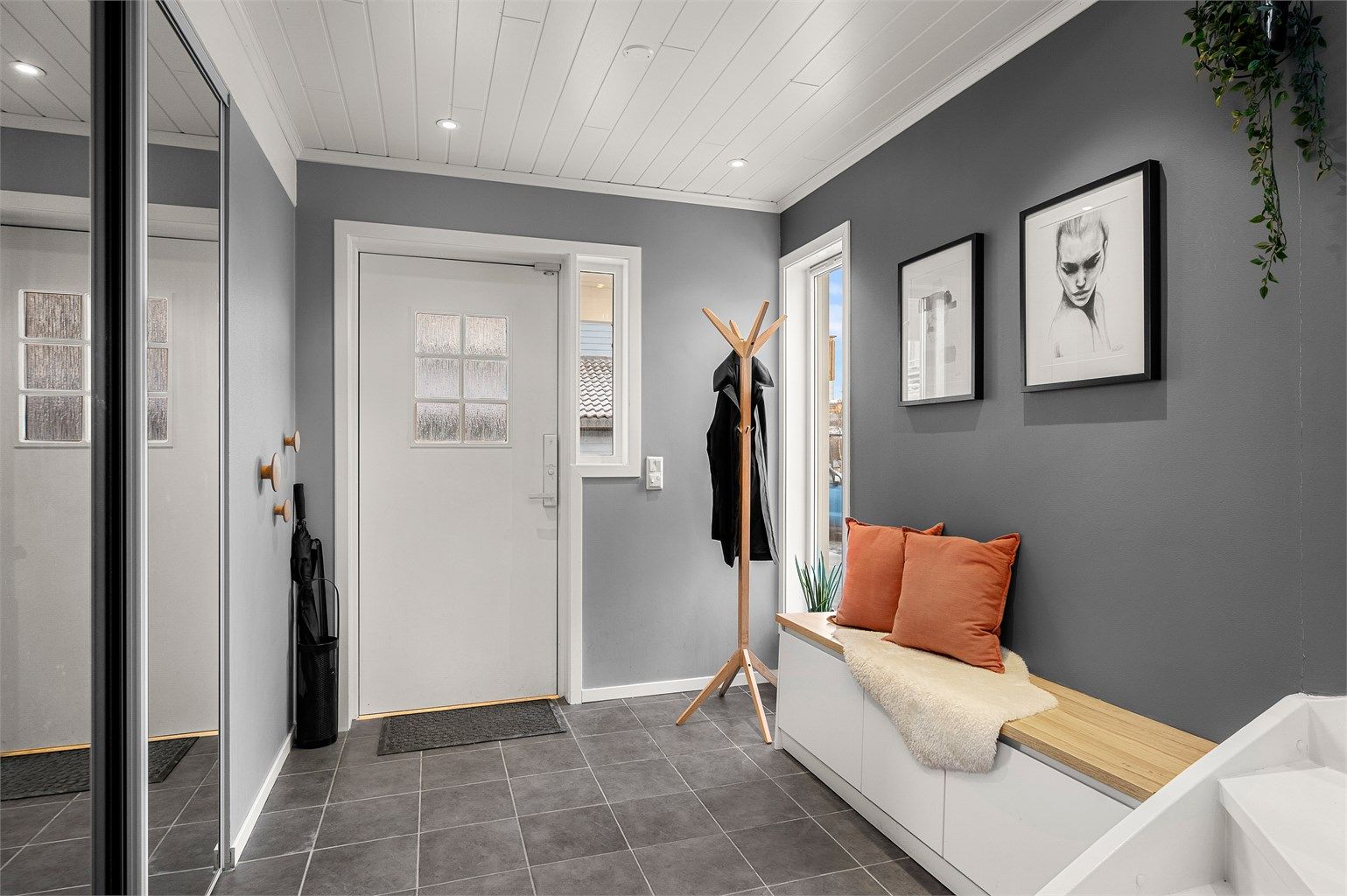 Innbydende entré med god plass til garderobeløsning og oppbevaring av yttertøy og sko. 