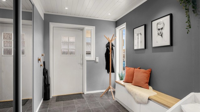 Innbydende entré med god plass til garderobeløsning og oppbevaring av yttertøy og sko.