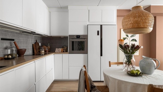 Kjøkkeninnredningen er tidløs og elegant med benkeplate i laminat, nedfelt oppvaskkum og ett-greps armatur