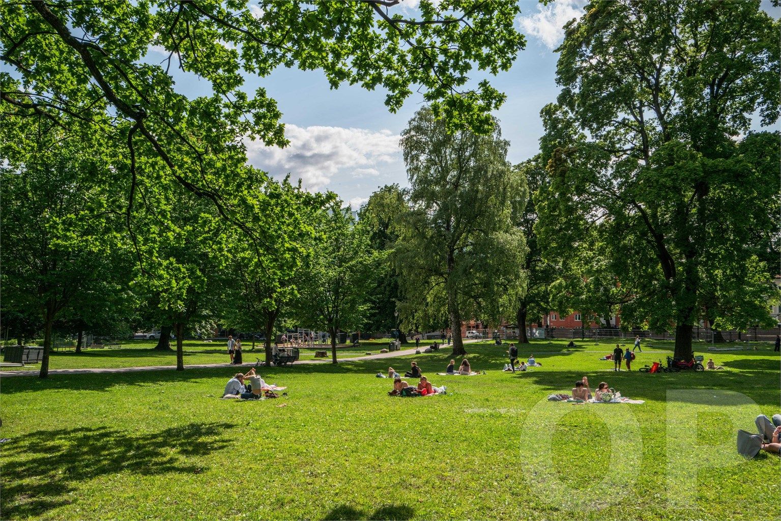 Kun en kort spasertur unna ligger Sofienbergparken, et populært samlingspunkt for grilling og sosialt samvær.