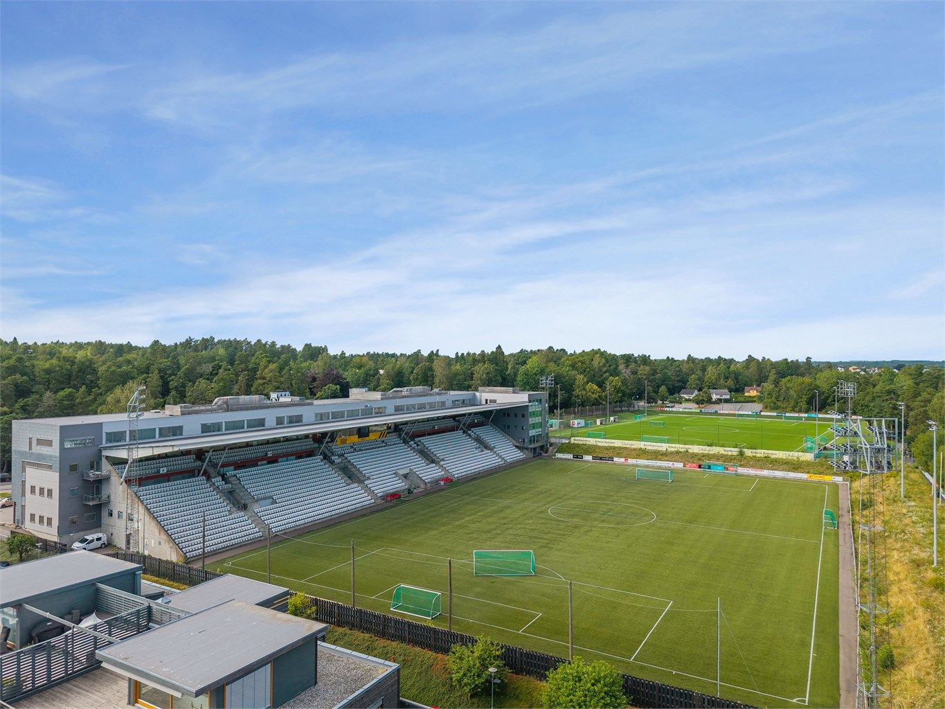  For den aktive er det en rekke aktiviteter og rekreasjons muligheter med fotballbane, Eikhallen, sandvolleyballbaner, skøytebane, ishall, skateboardpark, freesbeegolfbane og lysløyper med grusvei på sommer og skiløyper på vinteren. 