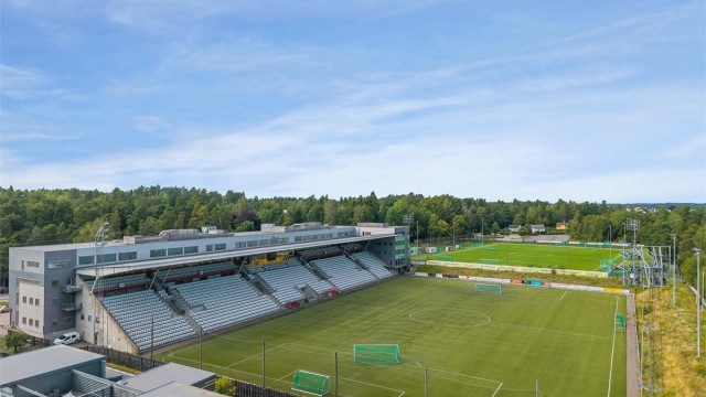 For den aktive er det en rekke aktiviteter og rekreasjons muligheter med fotballbane, Eikhallen, sandvolleyballbaner, skøytebane, ishall, skateboardpark, freesbeegolfbane og lysløyper med grusvei på sommer og skiløyper på vinteren.