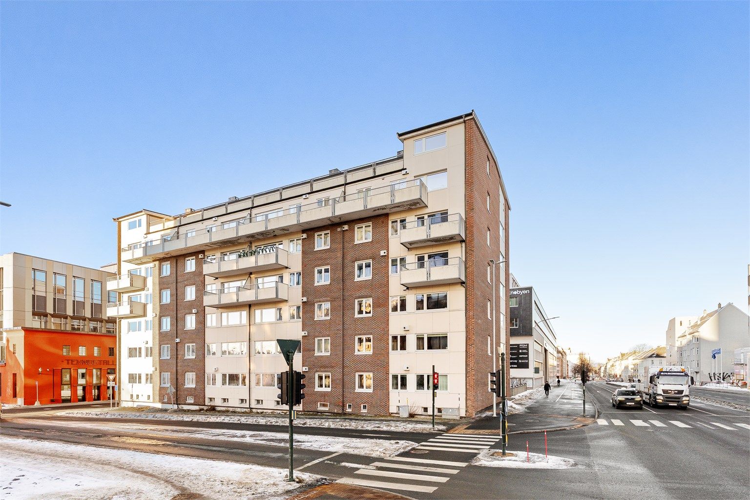 Fra boligen er det kort gangavstand til NTNU sine campuser på Gløshaugen og Kalvskinnet, samt forsknings- og næringsmiljøene ved SINTEF og Teknobyen. St. Olavs hospital ligger også i gangavstand. Det er vider gode kollektivmuligheter i området.