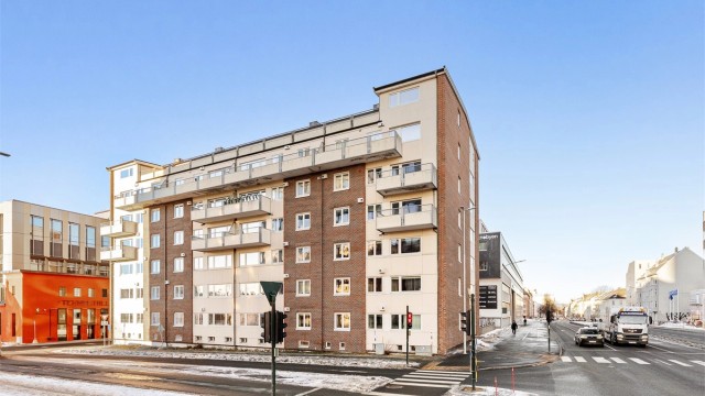 Fra boligen er det kort gangavstand til NTNU sine campuser på Gløshaugen og Kalvskinnet, samt forsknings- og næringsmiljøene ved SINTEF og Teknobyen. St. Olavs hospital ligger også i gangavstand. Det er vider gode kollektivmuligheter i området.