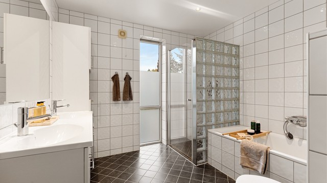 Pent baderom med dusj og badekar