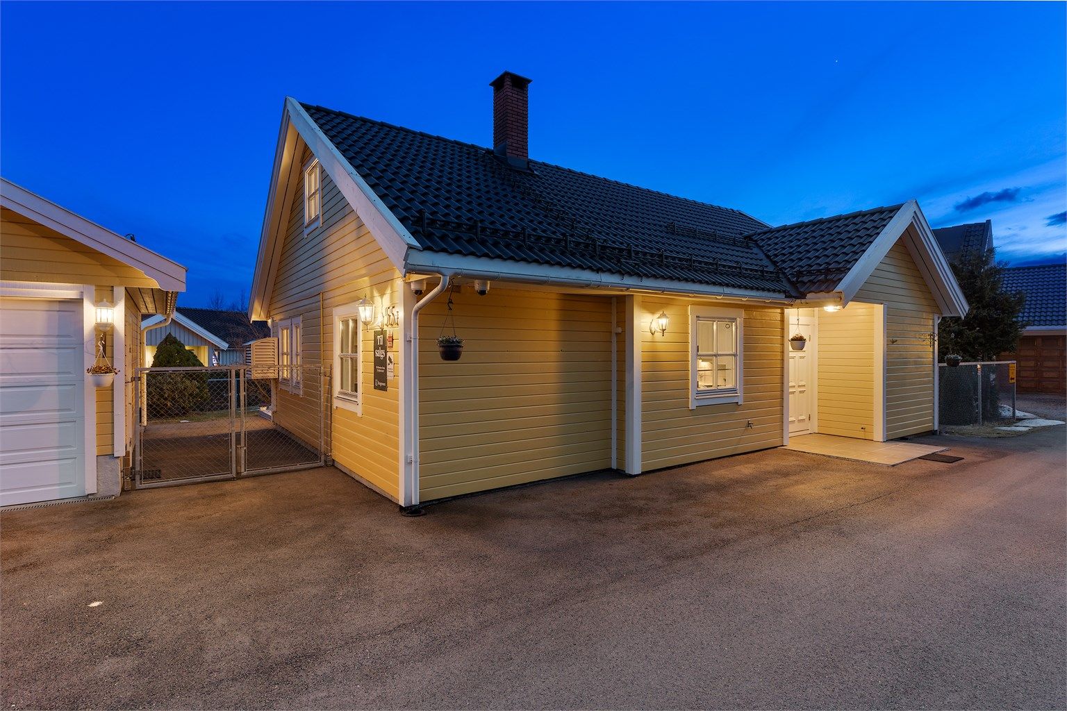 Enebolig med  frittstående, dobbel garasje. Solrik hage. Rolig, fin beliggenhet 