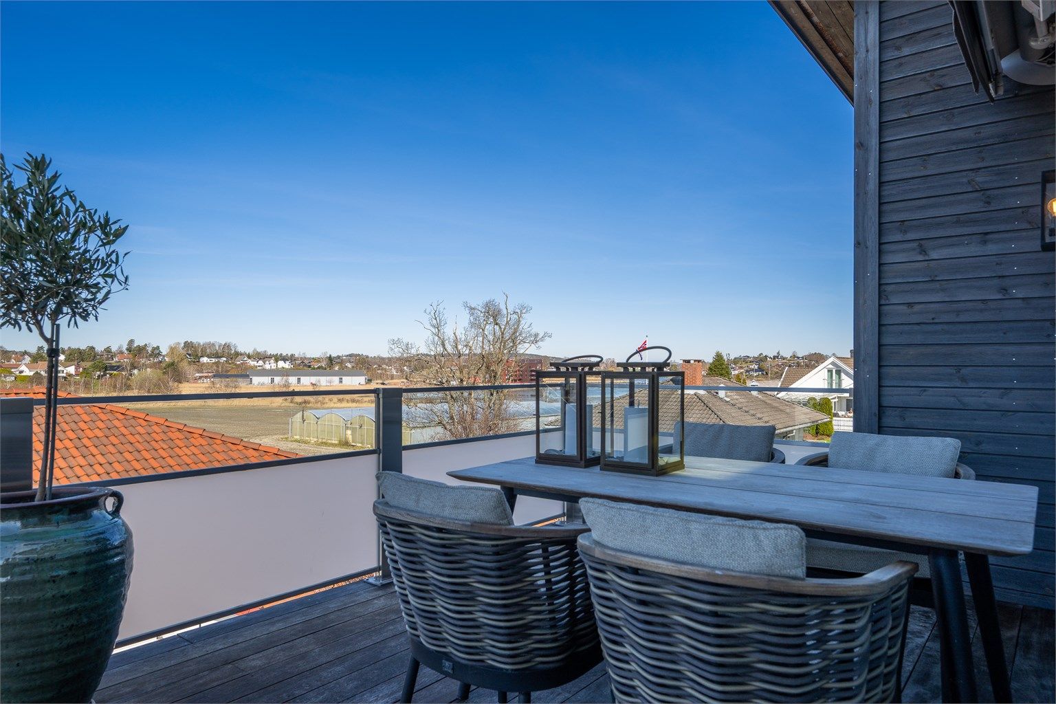 Utsikt over nærområdet fra balkongen.