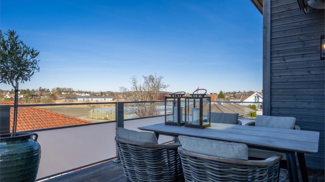 Utsikt over nærområdet fra balkongen.