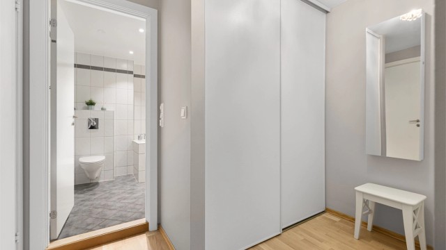 Direkte adkomst fra garderoben til det store hovedbadet.