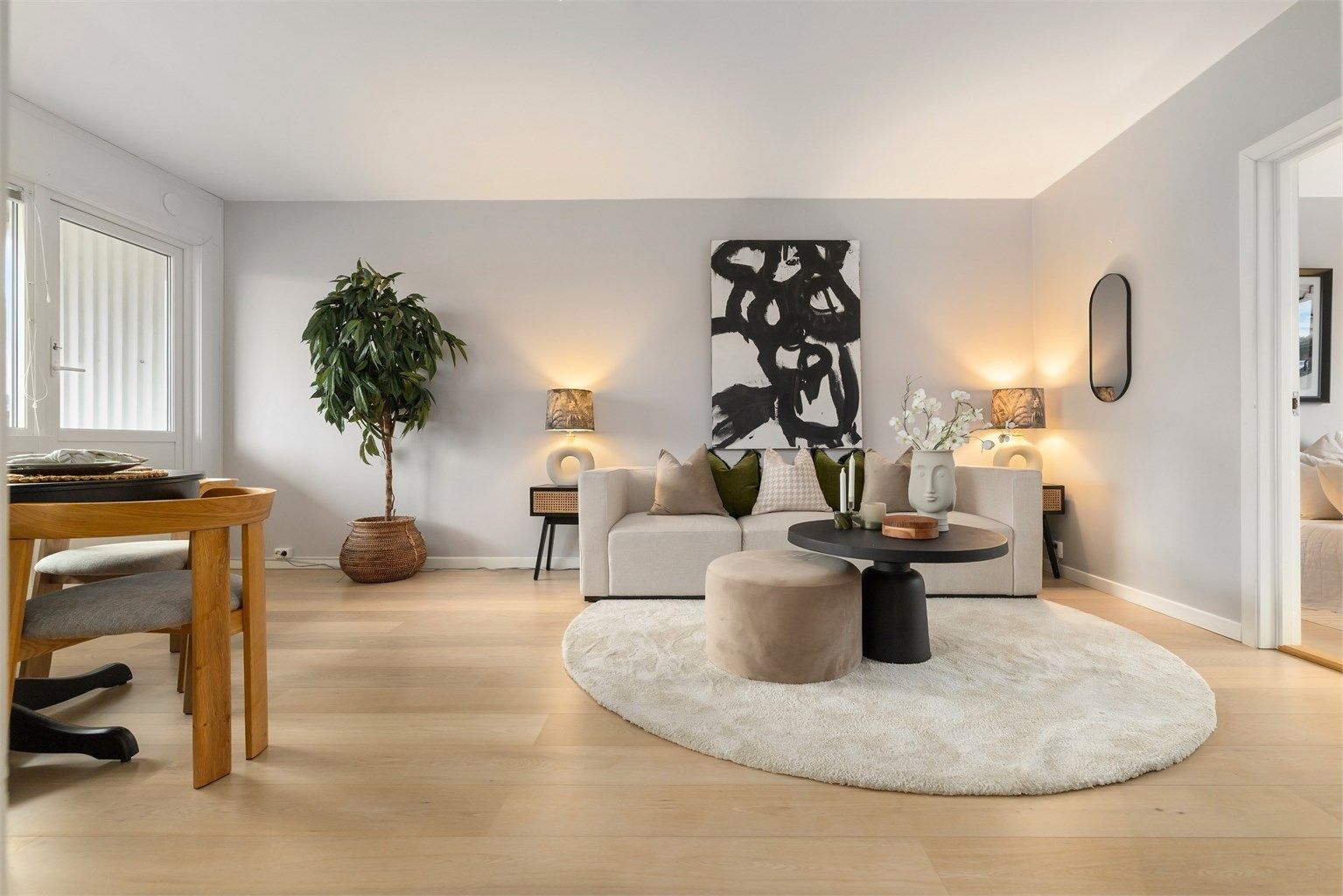 Stue - god plass til sofaløsning, bord, tv-møblement og spisebord