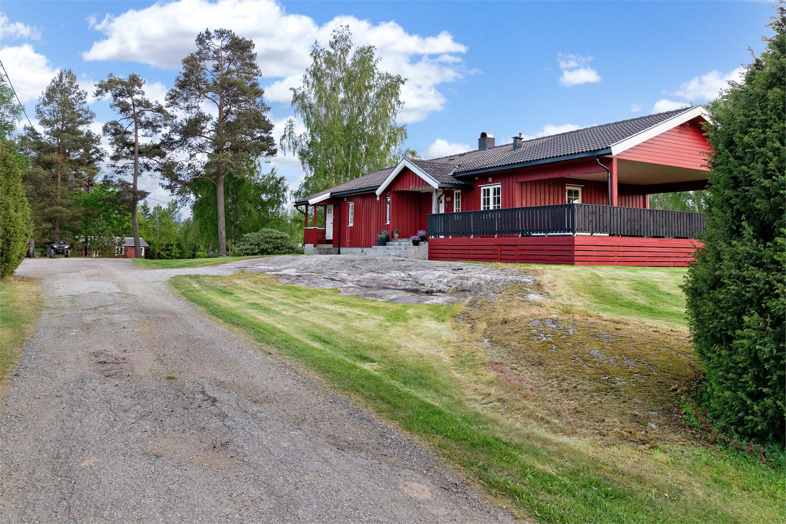 Romslig tomt og godt med biloppstillingsplasser, samt dobbelgarasje