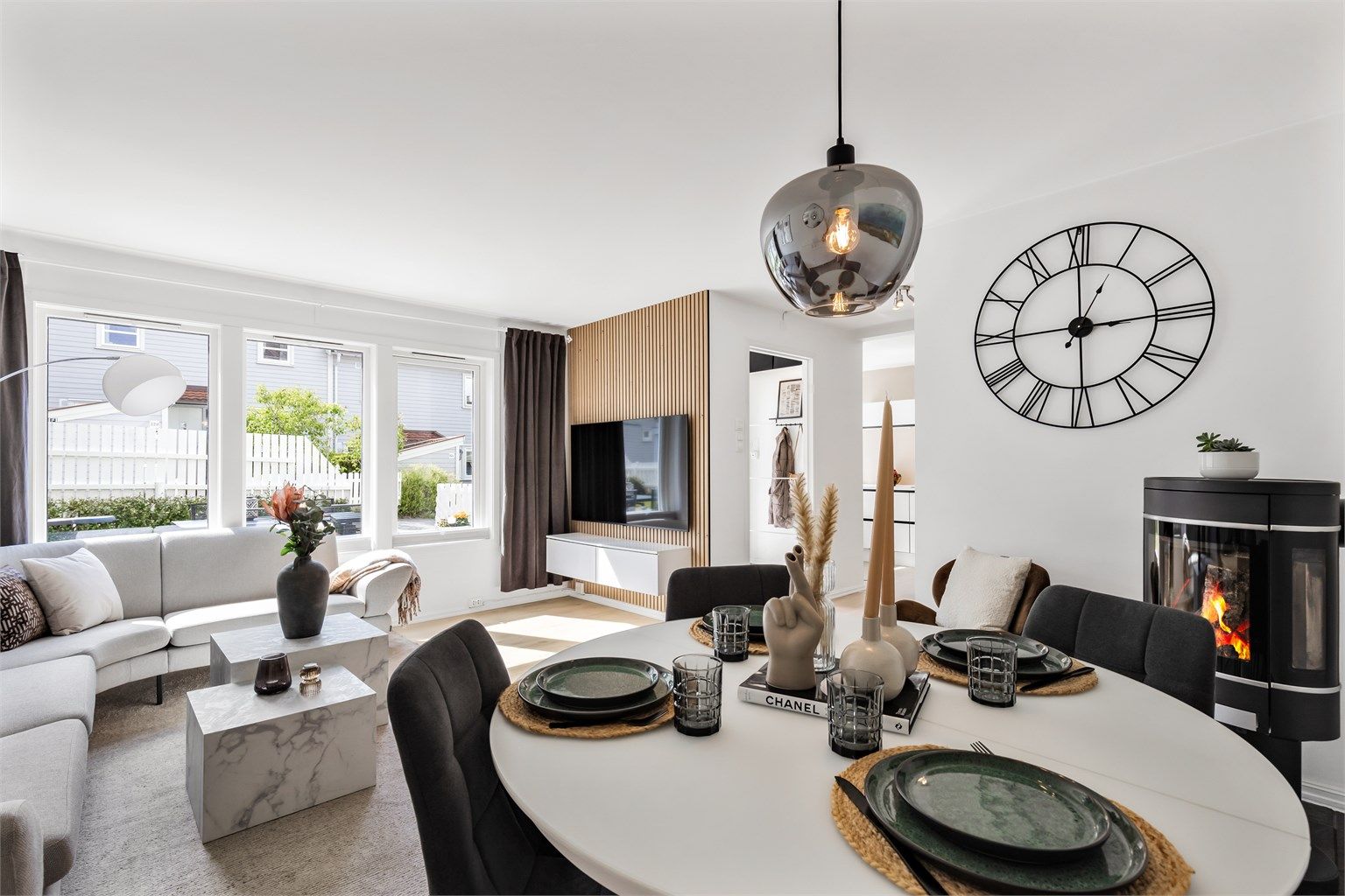 Et lekkert og barnevennlig rekkehus med god planløsning, 3 soverom og en stor inngjerdet hage.