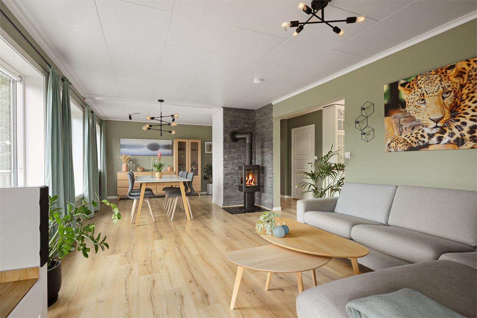 Stuen har plass til både sofagruppe og spisebord, og varmes effektivt opp av en varmepumpe.