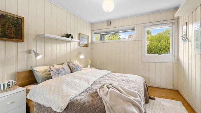 I boligens første etasje finner du entré, bad, 3 soverom, garderobe og bod.