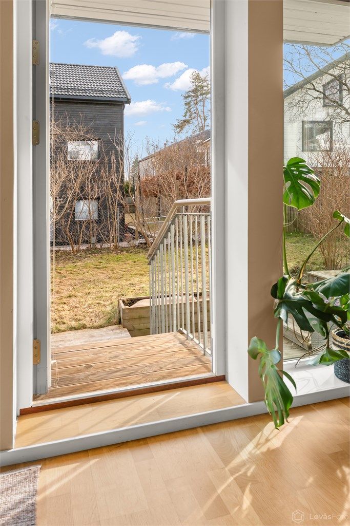 Fra stuen er det direkte utgang via en utvendig trapp ned til den skjermede hagen.