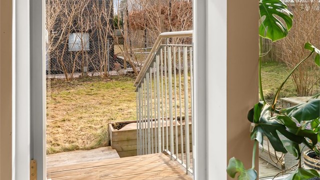 Fra stuen er det direkte utgang via en utvendig trapp ned til den skjermede hagen.