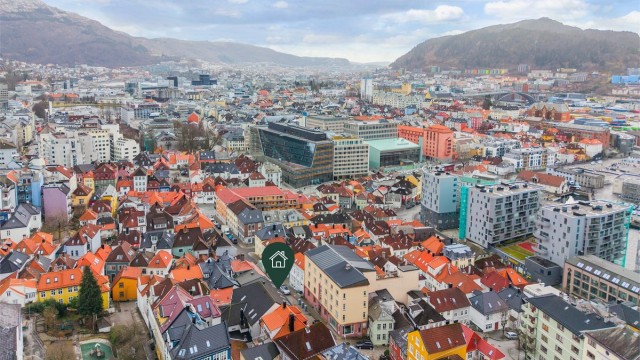 Alle de store studieinstitusjonene ligger en spasertur unna - Ulike fakulteter til både HVL, BI og UiB, samt studentsenteret.