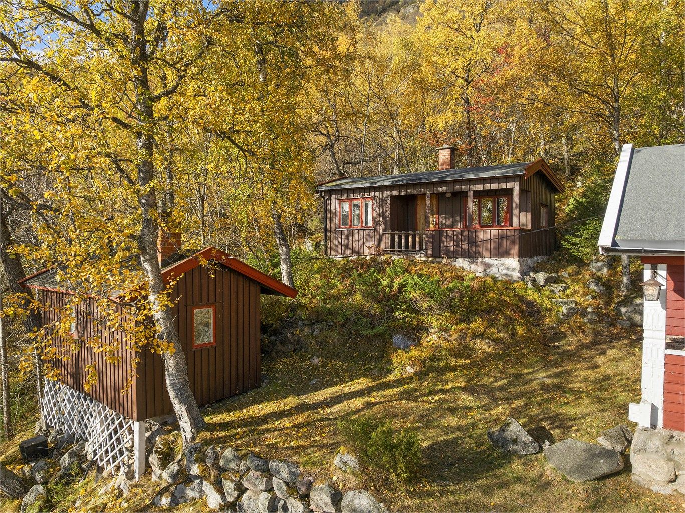 Eiendommen består av hytte, anneks og uthus på tunet. Foto: A7 Media