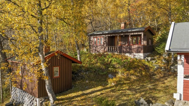 Eiendommen består av hytte, anneks og uthus på tunet. Foto: A7 Media