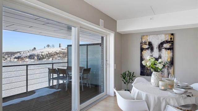 Fra stuen er det utgang til en romslig balkong på ca. 11 kvm.