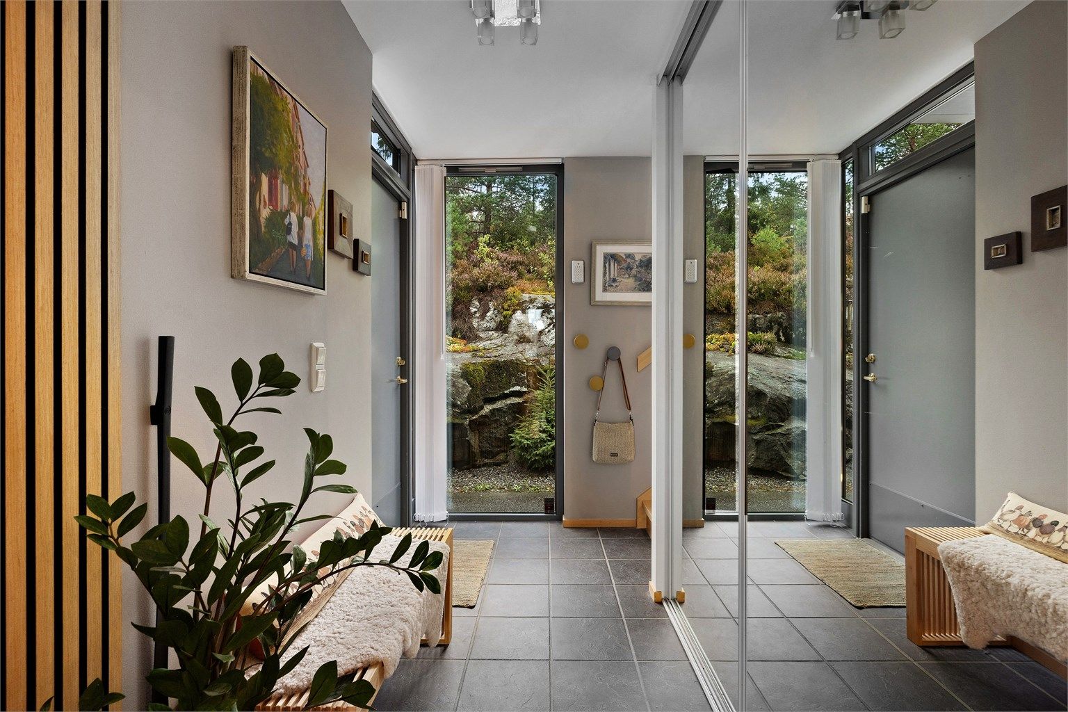 Velkommen inn i en lys og fin entré, med flislagt gulv og vannbåren gulvvarme 